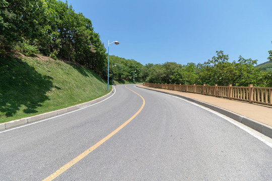 帶木棧道的路