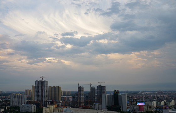 城市上空的云天