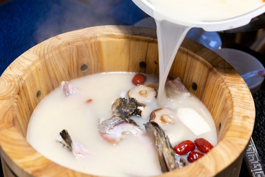 木桶魚(yú)鍋