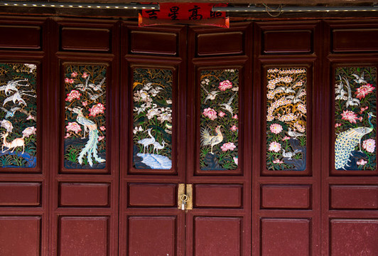 納西傳統(tǒng)雕花門