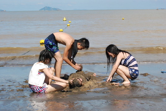 在澳門路環(huán)島黑沙海灘玩