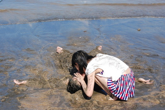 在澳門路環(huán)島黑沙海灘玩