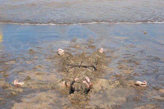 在澳門路環(huán)島黑沙海灘玩