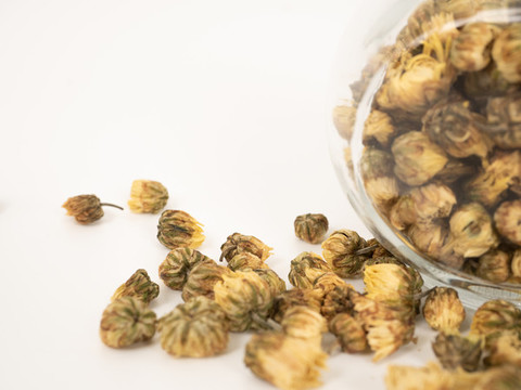 玻璃瓶中滑落的菊花茶