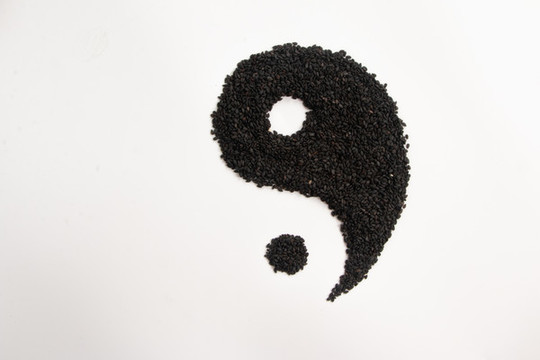 黑芝麻擺成的太極特寫圖片