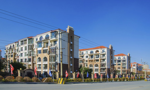 鞍山玉巒灣多層住宅樓與公路