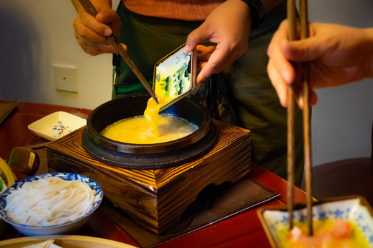 享用過橋米線全過程之套蛋液