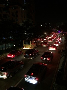 布沙路上車水馬龍
