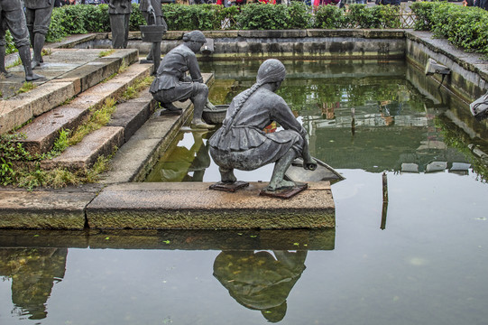 水鄉(xiāng)農(nóng)婦雕塑