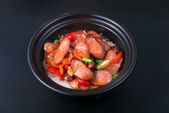 哈爾濱紅腸蓋澆飯煲仔飯