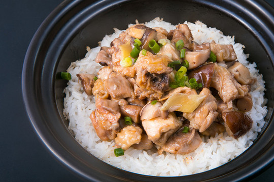 香菇炒雞蓋澆飯煲仔飯