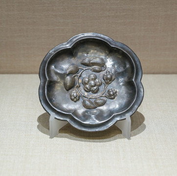 唐代花瓣形凸花銀盤