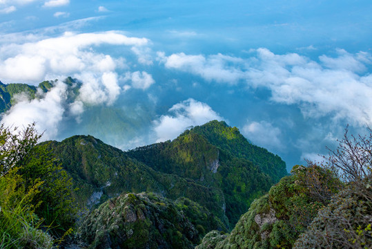 峨眉山的山體與云海