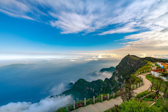 峨眉山的山體與云海