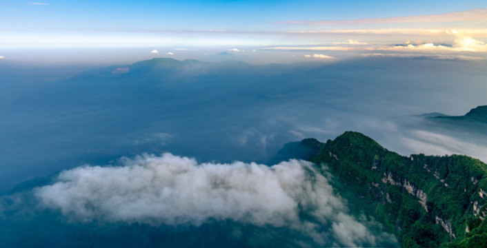 峨眉山的山峰與云海