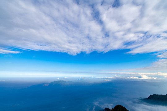 峨眉山的山峰與云海
