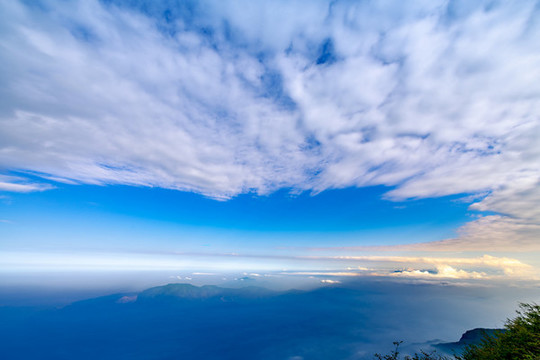 峨眉山的山峰與云海