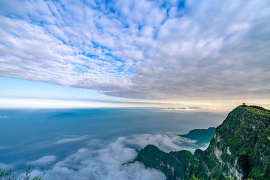 峨眉山的山峰與云海