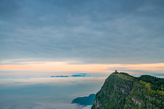 黃昏時(shí)分峨眉山的山峰與云海