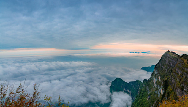 黃昏時(shí)分峨眉山的山峰與云海