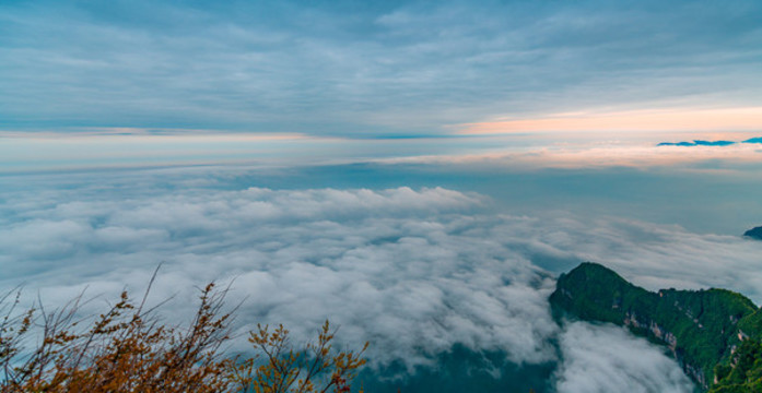 黃昏時(shí)分峨眉山的山峰與云海