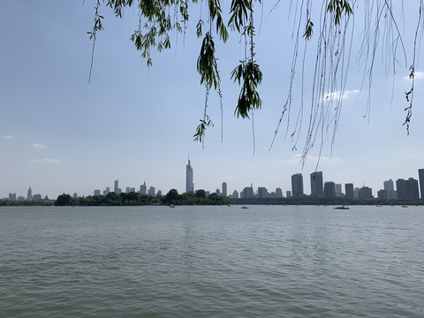 城市湖面