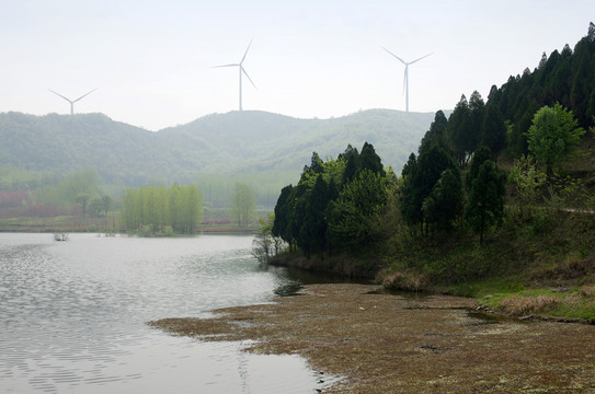 山崗上的風(fēng)電機(jī)