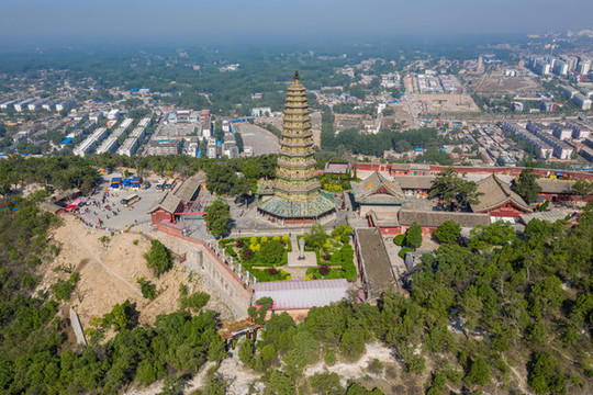 無人機(jī)航拍飛虹塔