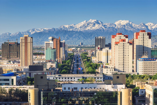 雪山下的城市新疆奎屯市