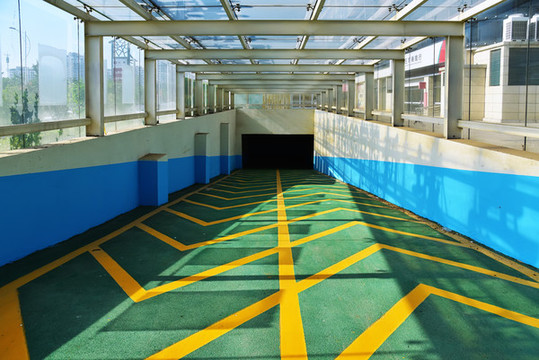 地下車庫出入口
