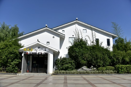 青瓦白墻建筑
