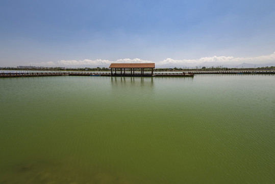 湖面廊橋