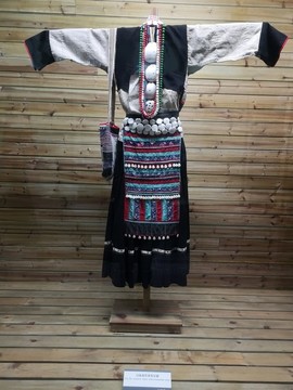 白族麻織貝飾女服