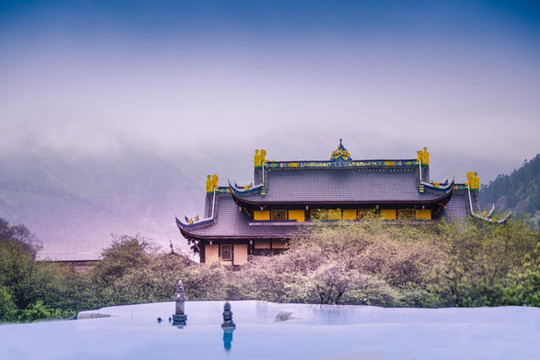 湖上寺廟