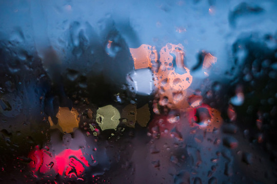 五彩斑斕的雨后光斑
