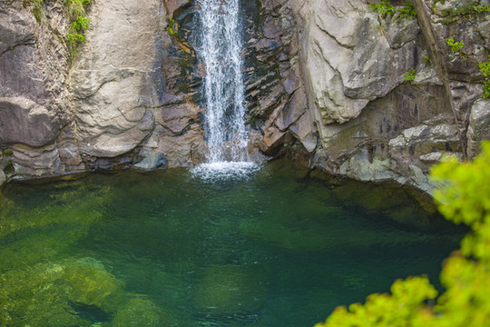 水潭山澗溪流