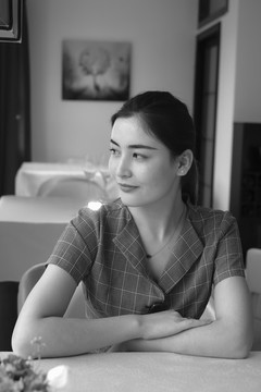 坐在咖啡館里