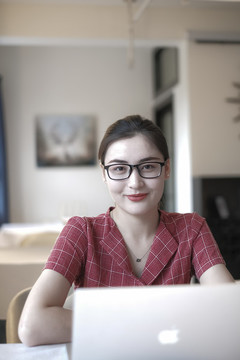 筆記本和女大學(xué)生