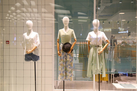 女裝店櫥窗展示