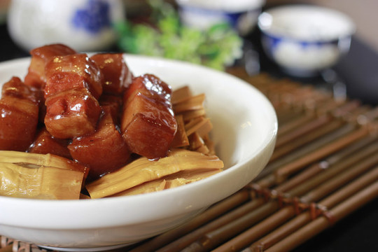 筍干燜農(nóng)家土豬肉
