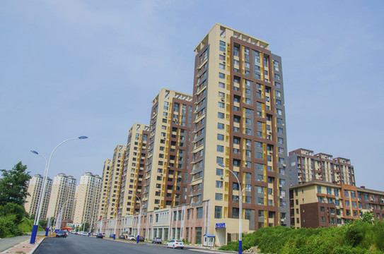 鞍山永樂(lè)公園高層住宅建筑與公路