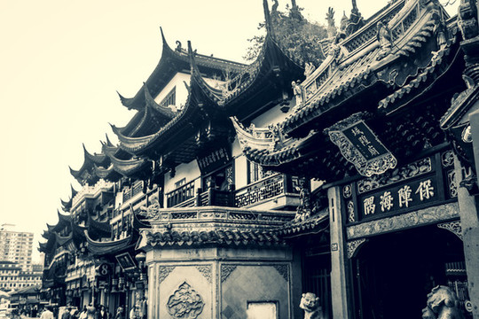 黑白沿街廟宇