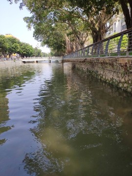 城市小河