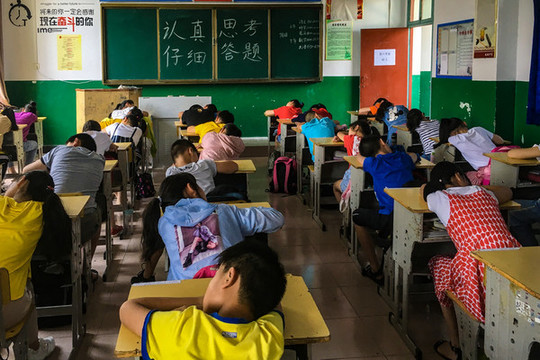 小學生教室睡午覺
