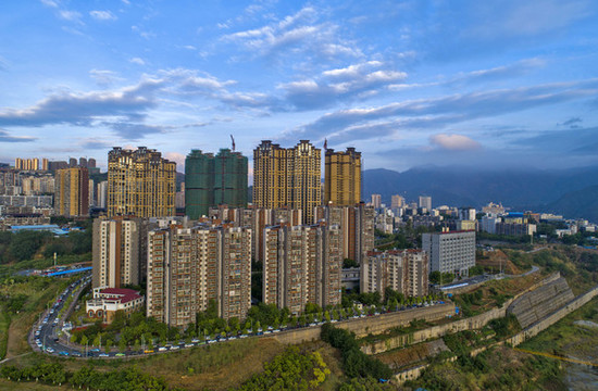 航拍鋼城四川省攀枝花市的城市風(fēng)
