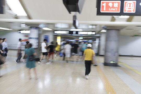 地鐵內(nèi)行色匆匆的行人