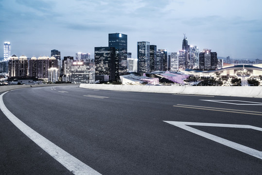 公路彎道和高樓大廈