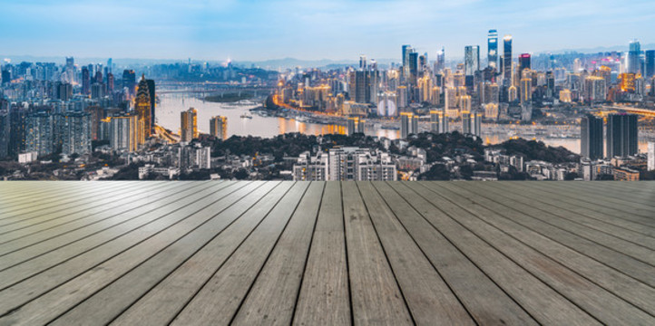 木地板路面和建筑夜景