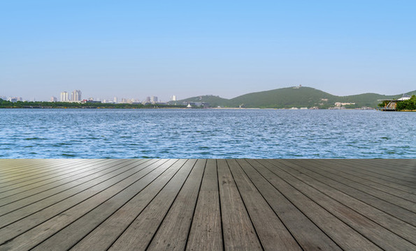 木地板觀景臺(tái)和遠(yuǎn)山湖泊