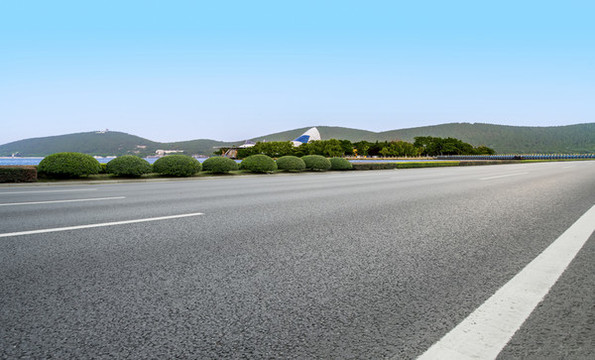 高速公路和遠(yuǎn)山湖泊